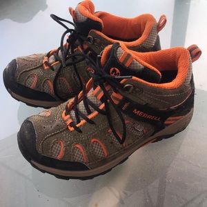 Boys size 1 Merrell hiking boot